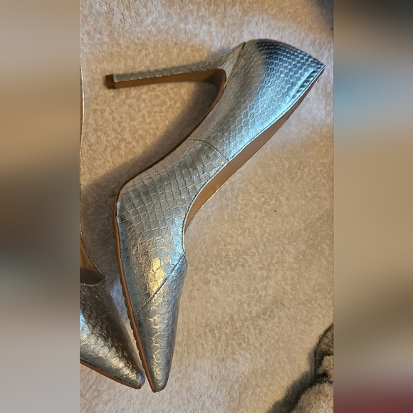 Vince Camuto metallic silver 4 inch heel - Picture 10 of 16